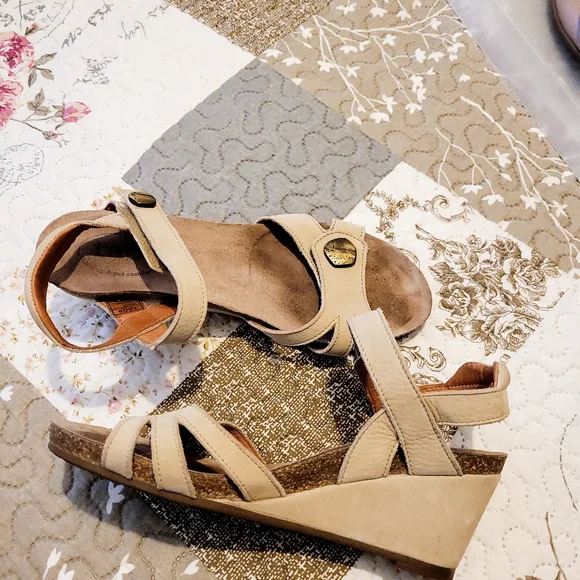 Sandals - Picture 3 of 3